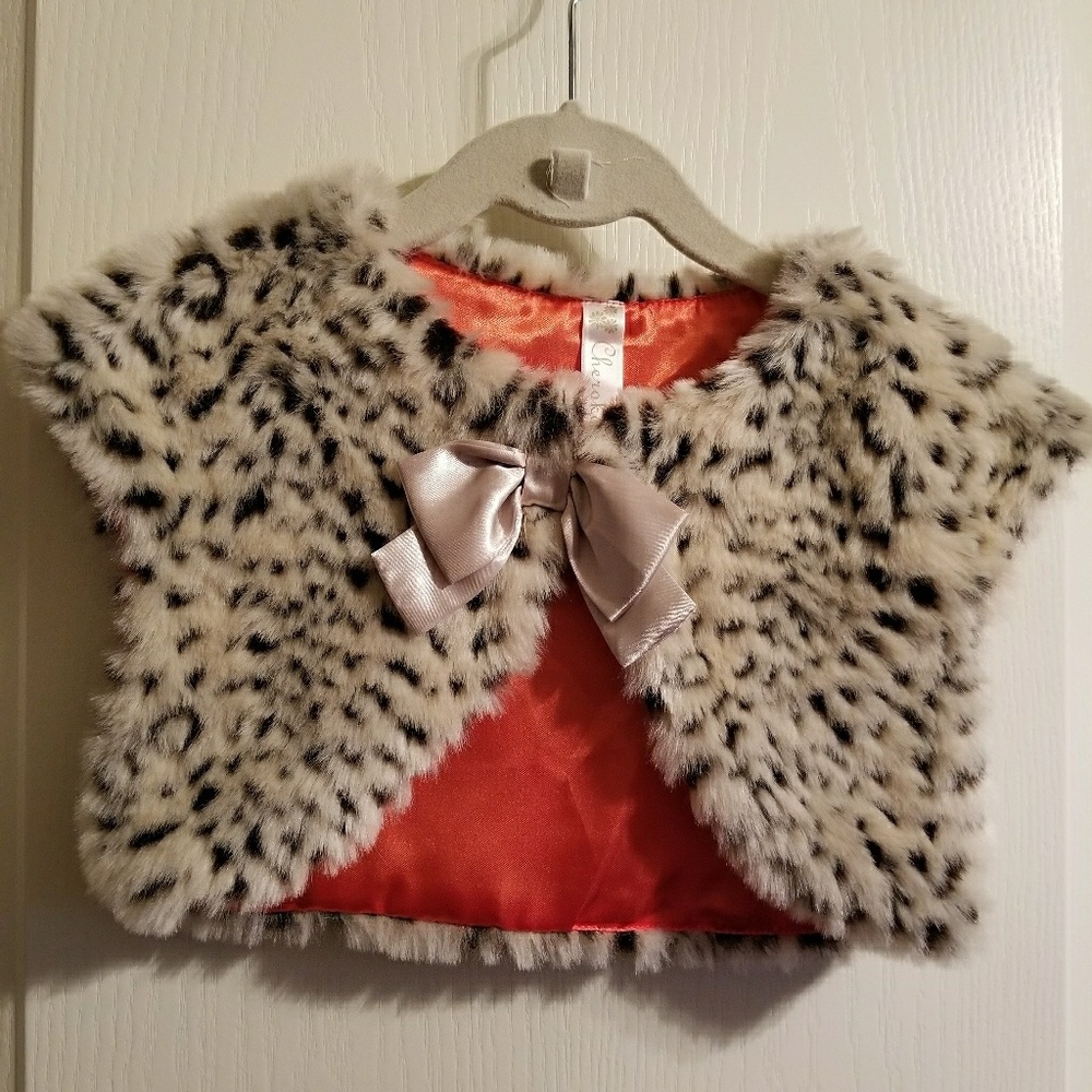 Sleeveless crop cheetah fur vest
